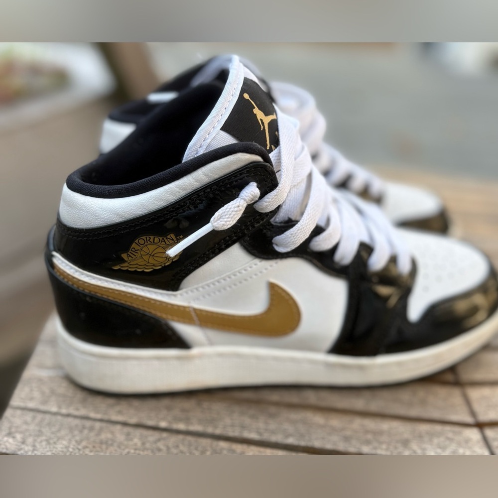 Air Jordan 1 Mid SE Patent Black Gold - Size 4.5 - Picture 7 of 11